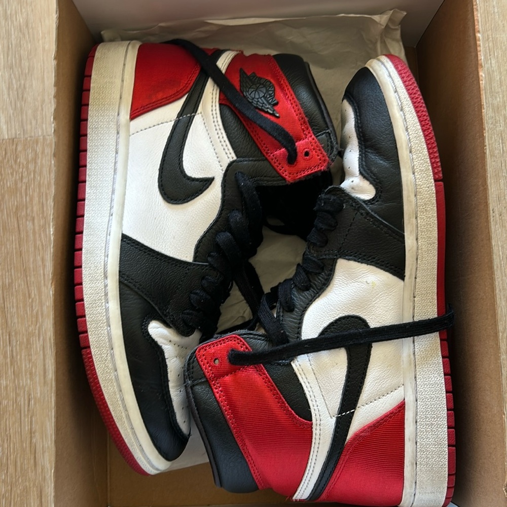 Jordan’s 1 satin black toe